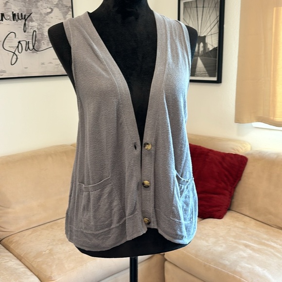 American Eagle Outfitters - Picture 2 of 8